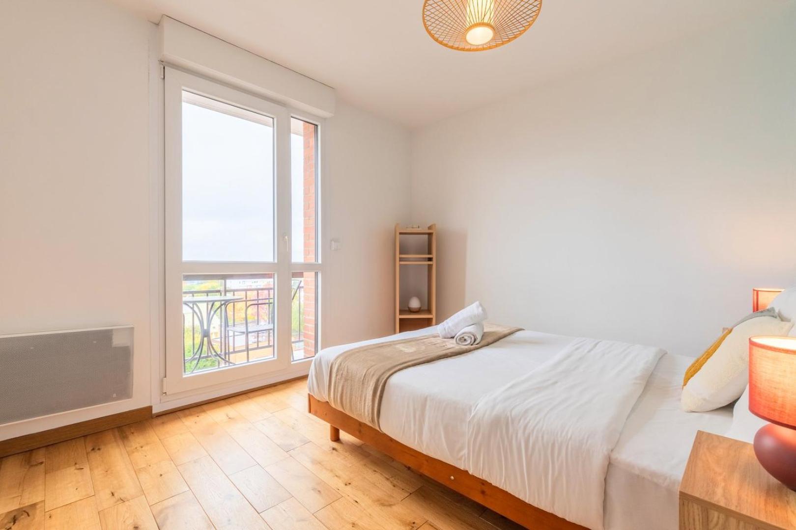 2 Bedroom With Balconies & Private Parking * La Madeleine (Nord)