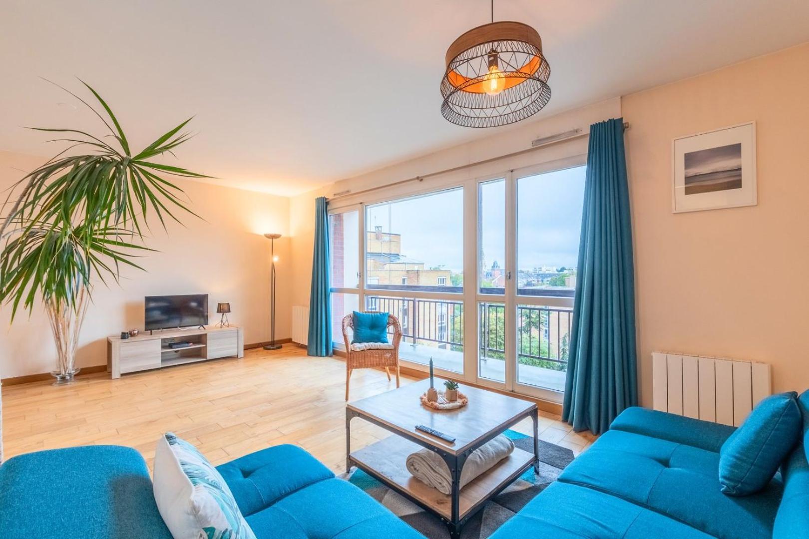 2 Bedroom With Balconies & Private Parking *