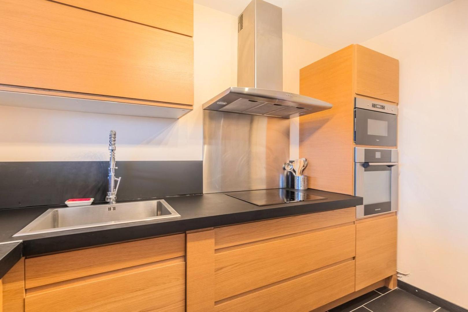 2 Bedroom With Balconies & Private Parking * La Madeleine (Nord)