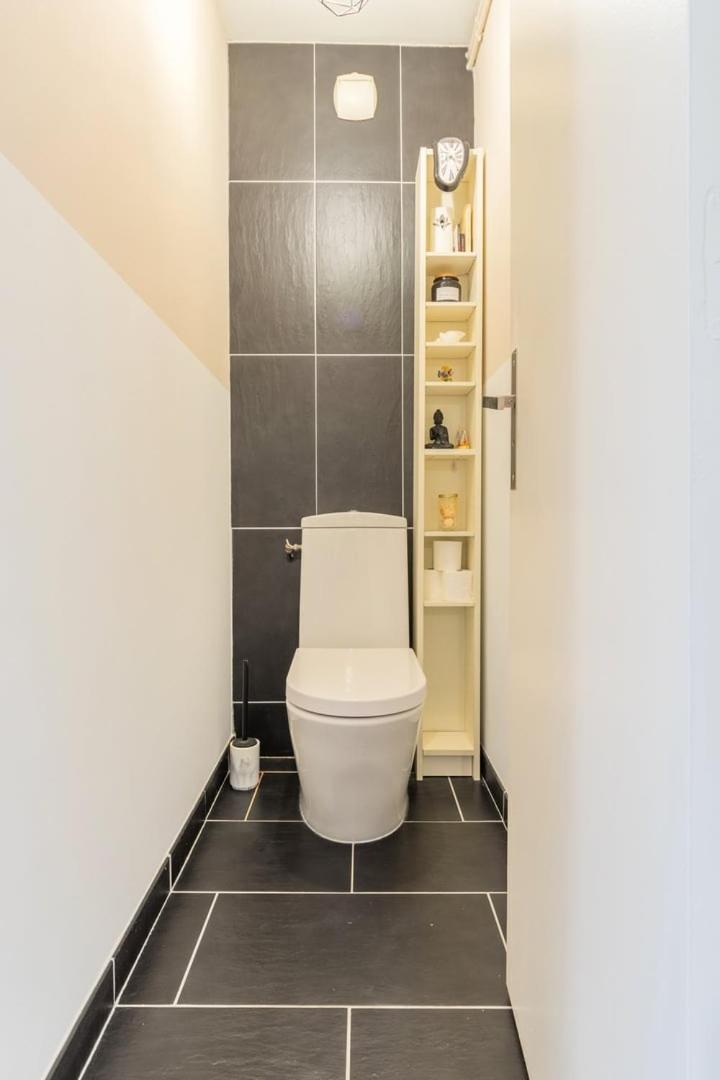 2 Bedroom With Balconies & Private Parking Apartment *