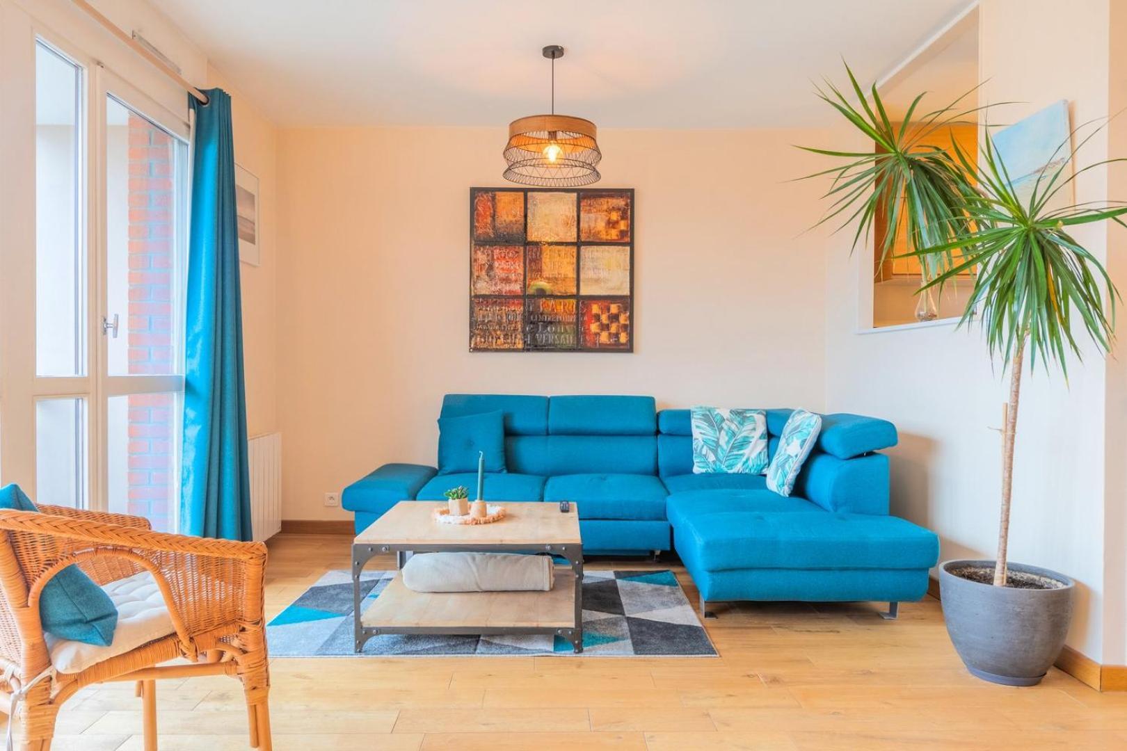 2 Bedroom With Balconies & Private Parking *