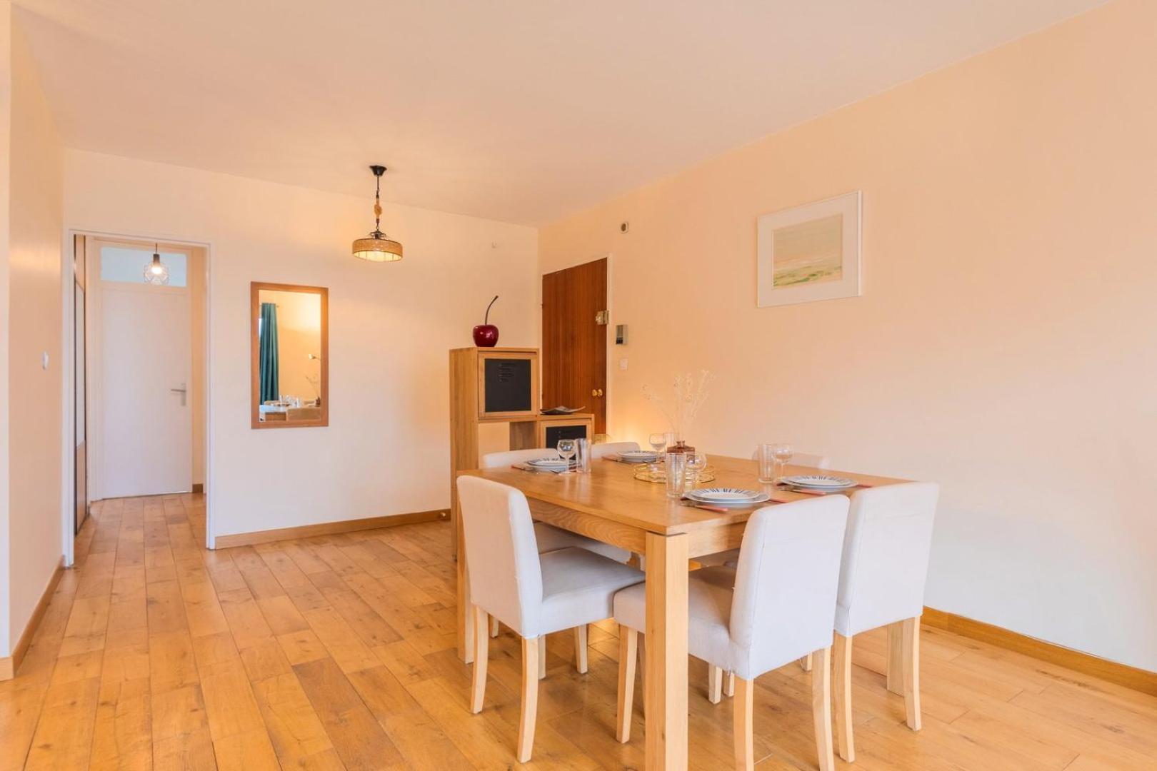 2 Bedroom With Balconies & Private Parking * La Madeleine (Nord)