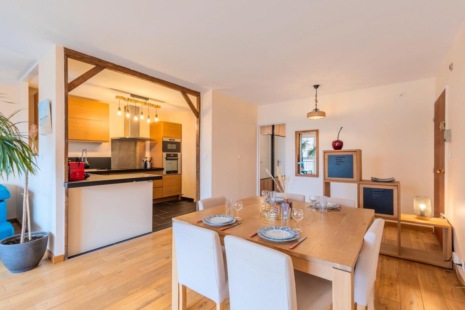2 Bedroom With Balconies & Private Parking *
