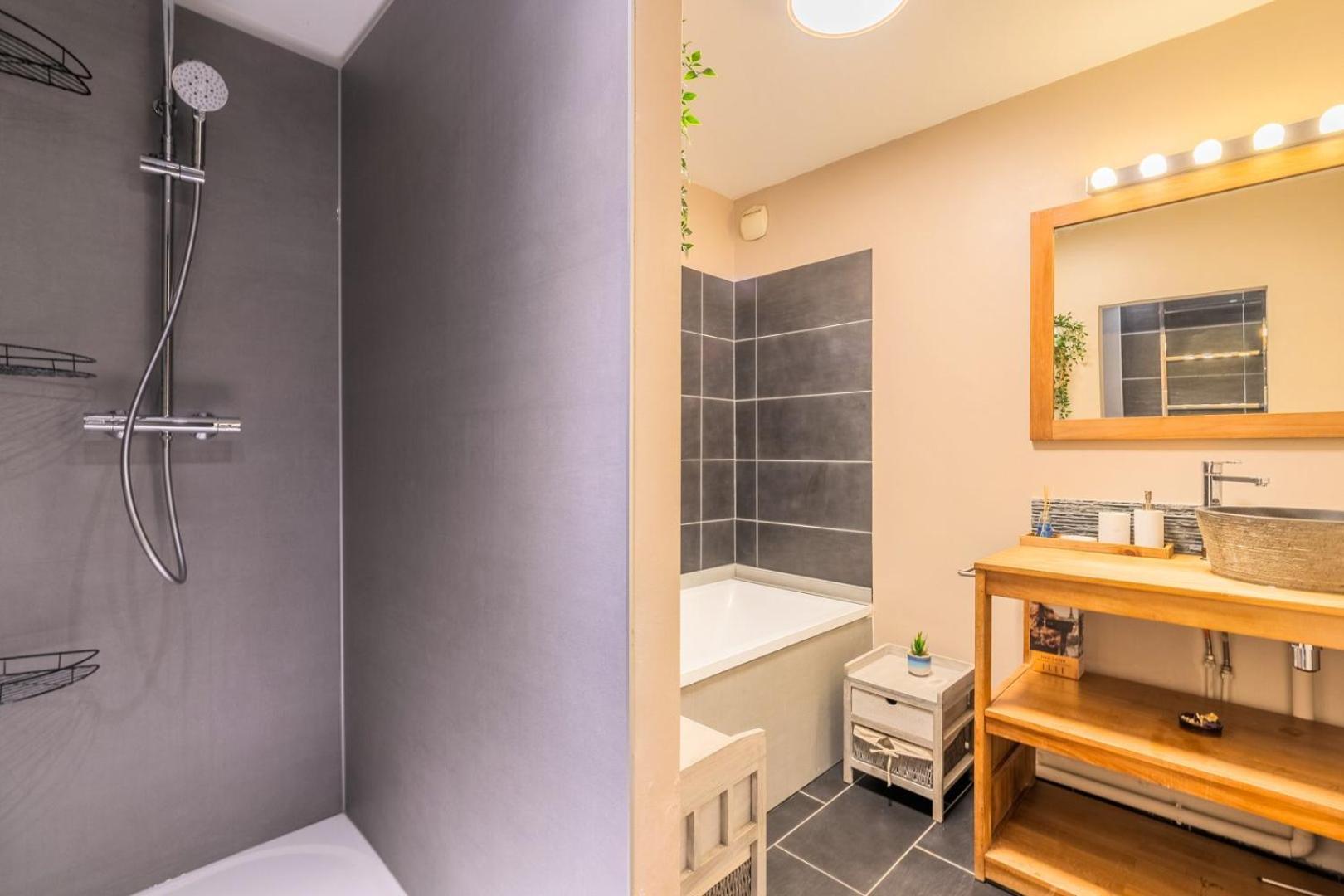 Apartment 2 Bedroom With Balconies & Private Parking