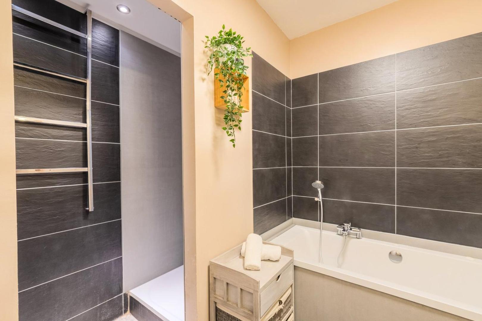 Apartment 2 Bedroom With Balconies & Private Parking La Madeleine (Nord)