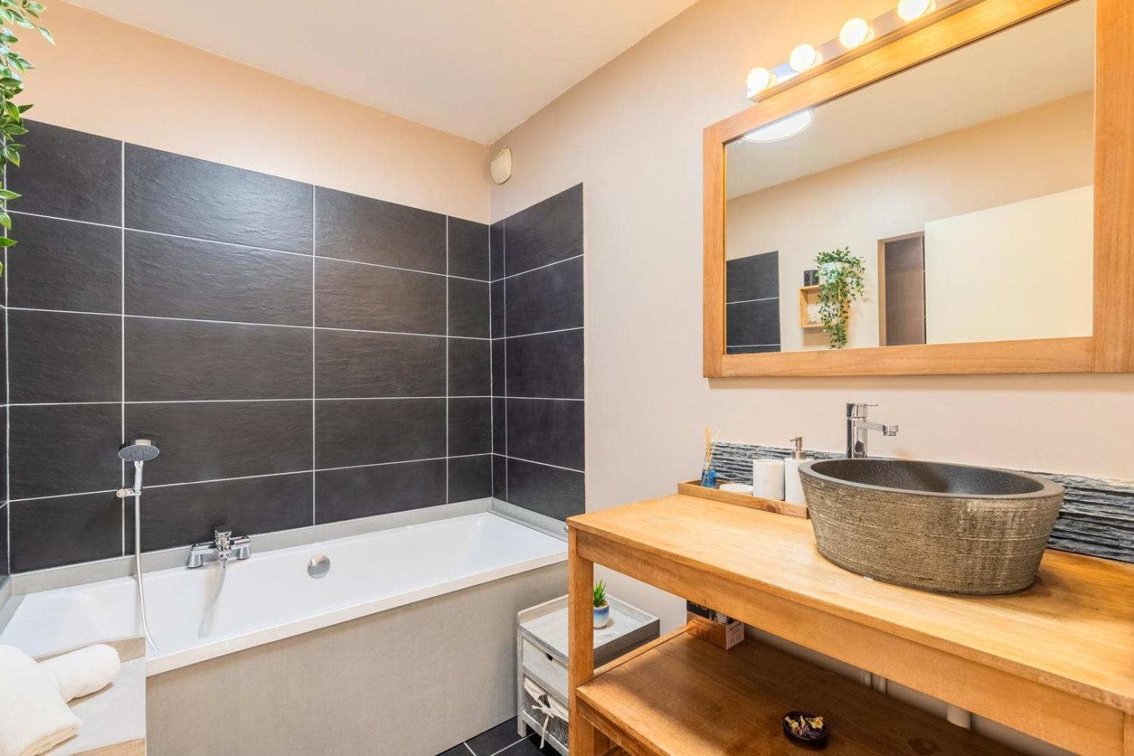 2 Bedroom With Balconies & Private Parking Apartment La Madeleine (Nord)