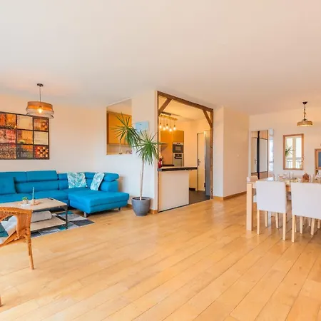2 Bedroom Apartment With Balconies & Private Parking La Madeleine  Exterior photo