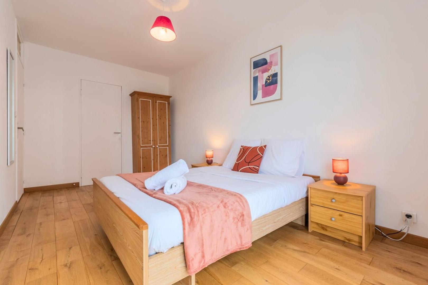 2 Bedroom With Balconies & Private Parking Apartment *